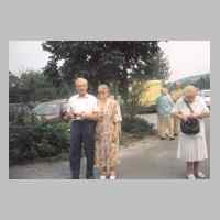 59-09-1036 1. Kirchspieltreffen 1995. Werner Kuhr mit Ehefrau, rechts mit Tasche Anneliese Tulodetzki.JPG